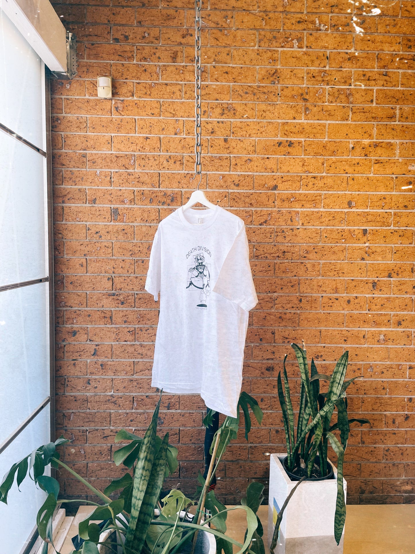 NOBODY WINS WHITE TEE