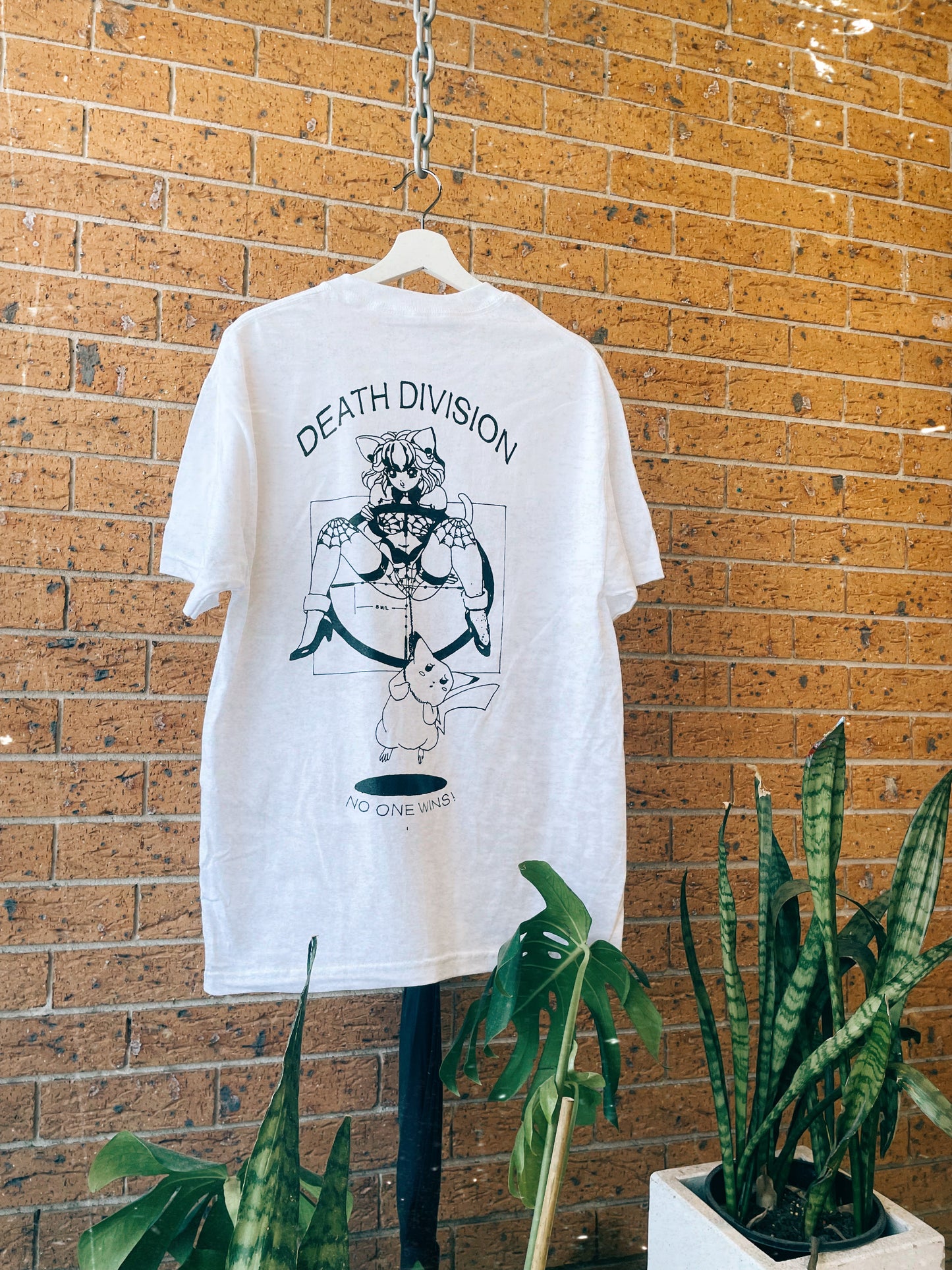 NOBODY WINS WHITE TEE