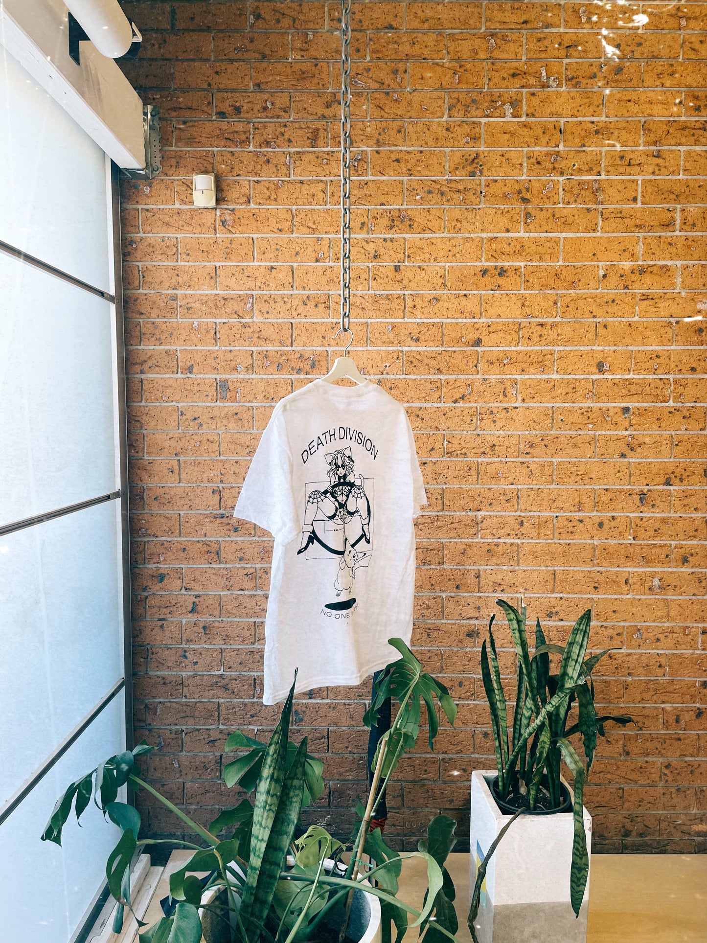 NOBODY WINS WHITE TEE